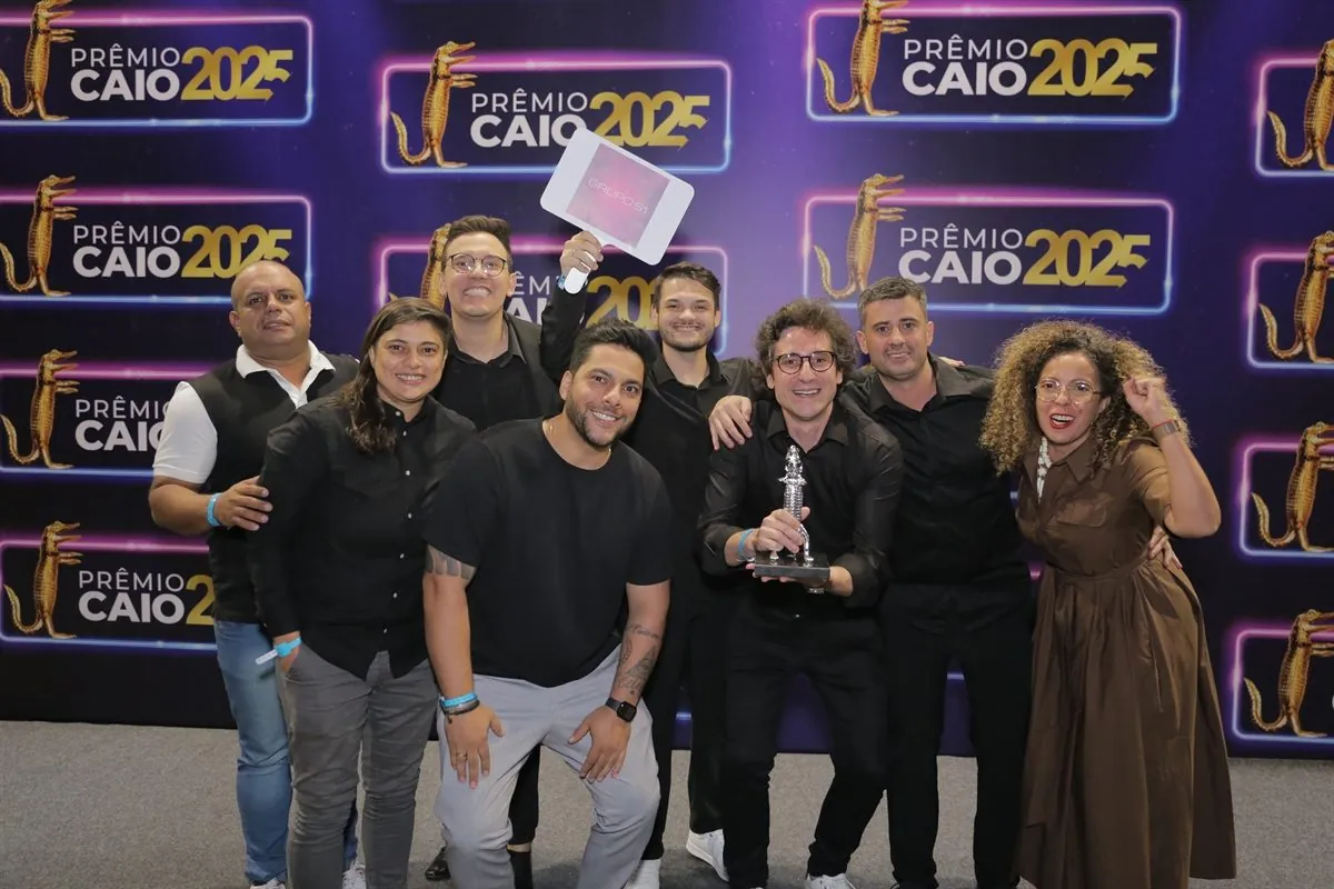 Equipe do Grupo S1 com o Prêmio Caio 2025